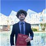 Laureato magistrale in scienze storiche con Lode, impartisce ripetizioni in storia per studenti di medie e superiori
