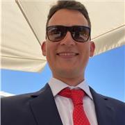 Me defino como una persona sencilla al que le gusta hacer sencillo su trabajo, especialmente las clases particulares, con el objetivo de atraer la atención de todo el alumnado y su implicación en las mismas