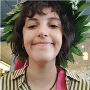 Laureata in lingue straniere, specializzata in spagnolo e russo, ma insegno anche inglese, italiano e altre materie umanistiche