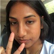 Asistente de idiomas que enseña inglés a niños de todas las edades