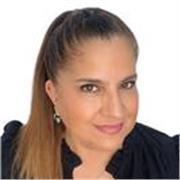 Arteterapeuta que acompaña procesos emocionales mediante técnicas artísticas, promoviendo bienestar y el autoconocimiento.