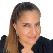 Arteterapeuta que acompaña procesos emocionales mediante técnicas artísticas, promoviendo bienestar y el autoconocimiento.