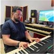 My lessons are aimed at:
Beginners who want a clear, structured path
Intermediate producers who feel stuck and need direction