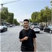 Entraîneur de football qui des donne cours adaptés aux enfants, ados et adultes