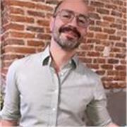 Profesor titulado con más de 16 años de experiencia dando clase presencial y online a todas edades. Nativo al ingles y el español.