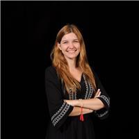 Profesora de biología imparte clases a niños y jóvenes de todas las edades