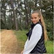 Universitaria da clases de primaria y secundaria