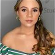 Profesora imparte clases de sociales a niños de básica primaria