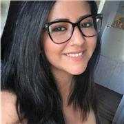 Profesor de diseño gráfico hace clases de artes manuales