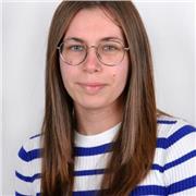 Studentessa universitaria offre lezioni di matematica per studenti del liceo