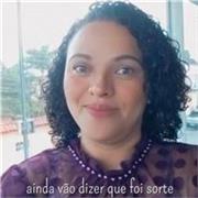 Professora de português oferece reforço escolar para ensino fundamental e médio