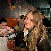 J'ai un niveau C2 en russe et j'ai aussi un niveau B2 en anglais, donc je peux enseigner ces deux langues aux gens