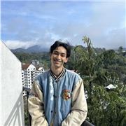 English speaker who teaches based on student preference and through consistent practice.