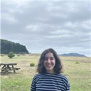 Soy una maestra de Educación Primaria. Puedo impartir cualquier materia hasta incluso 4º de Educación Secundaria.