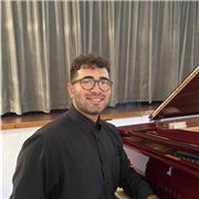 Laureato al conservatorio in pianoforte impartisco lezioni di pianoforte classico e pop