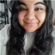 Profesora de educación básica imparte clases de nivelación para primer y segundo ciclo