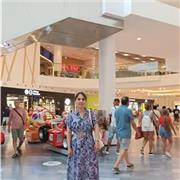 Me defino profesora de dibujo y Ofrezco servicio de apoyo escolar, ayudando a los niños con sus deberes especialmente lengua.