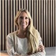 Soy graduada en educación primaria e infantil en la UIC. He trabajado de profesora en infantil 2 años y sustituciones en primaria 