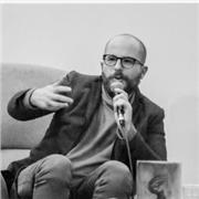 Sono laureato in filosofia e tengo lezioni di filosofia, lettere, storia, storia dell'arte ma anche materie scientifiche