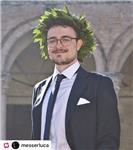 Studente di filologia classica impartisce lezioni di greco antico