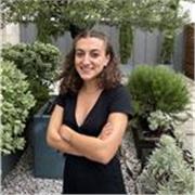 Laureata in lingue all'università Paris Nanterre