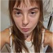 Soy estudiante universitaria con titulación de C1 por Cambridge. 
Y me gustaría poder ayudar a gente que le interese aprender.