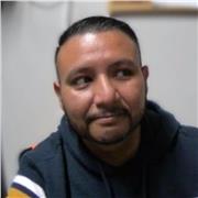 Profesor de Educación Física brinda clases