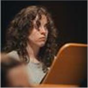 Profesora de percusión, con particular interés por la batería. Poder transmitir lo que sé de música es un placer.