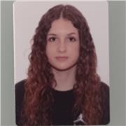 Profesora imparte clases de español para extranjeros
