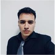 Profesor imparte clases de comunicación