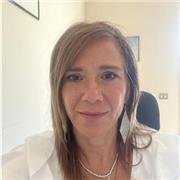 Laureata in giurisprudenza impartisce lezioni di diritto per studenti delle scuole superiori e universitari