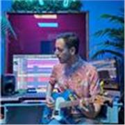 Clases de música: guitarra , ukulele , piano , bajo , iniciación musical ,solfeo y armonía . Disponible a domicilio y en línea