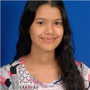 Profesora de matemáticas básicas imparte clases a alumnos de primaria