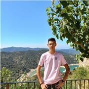 Profesor de matemáticas que imparte clases a niños de educacion primaria