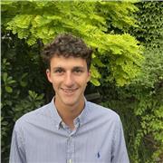 Étudiant ingénieur donne des cours de maths à tous les élèves, de tous niveaux