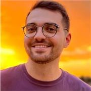 De cualquier cosa relacionada con el inglés. Mejorar el idioma a través de conversación o clases teóricas. Juegos y música en inglés