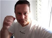 Profesor con más de 30 años de experiencia en artes marciales ofrece programas personalizados de autoprotección