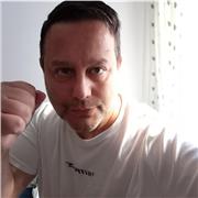 Profesor con más de 30 años de experiencia en artes marciales ofrece programas personalizados de autoprotección