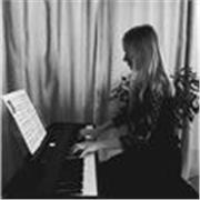 Profesora de piano clásico para adultos y niños