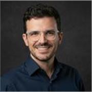 Profesor de Filosofía, graduado en la universidad de Barcelona.