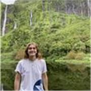 Graduada en ciencias del mar, con mucho conocimiento en biología, química, ciencias ambientales y geología, y pasion por enseñar