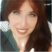 Profesional de marketing creativo que enseña estrategias prácticas a estudiantes, emprendedores y profesionales.