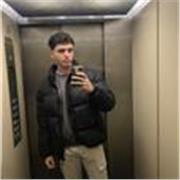 Licenciado de bachillerato que ayuda a los niños pequeños a cumplir sus objetivos académicos.