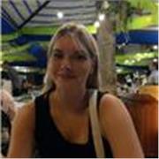Profesora de inglés de Manchester ofreciendo clases a estudiantes de todas edades