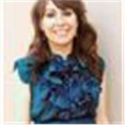 Docente di inglese impartisce lezioni ad alunni di secondaria di primo e secondo grado