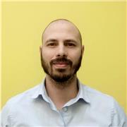 Laureato in giurisprudenza con superamento esame di stato di avvocato, offre lezioni di diritto penale, civile, procedura penale