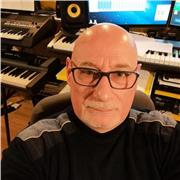 Docente di musica qualificato con esperienza pluriennale, offre lezioni private di pianoforte, tastiera e saxofono