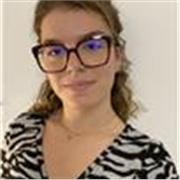 Étudiante donne cours particulier à des collégiens