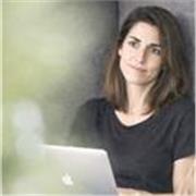 Fotógrafa y creadora visual. Enseño técnica y mirada propia a principiantes y creativos que buscan expresarse con intención.