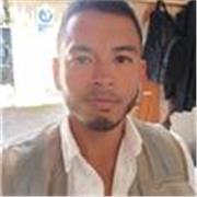 Profesor de inglés imparte clases a niños de todas las edades